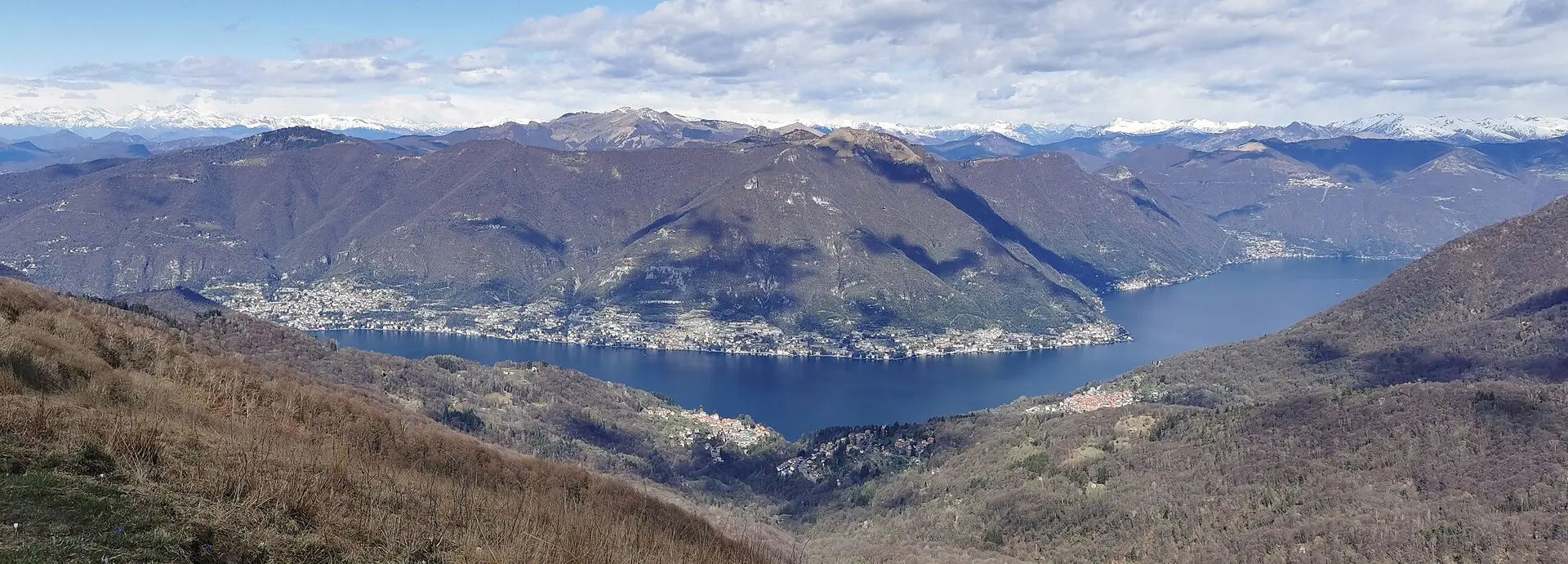 Palanzo above Lake Como — the panoramic mountain valley setting where Home Restaurant Aquarelle hosts its multi-course dinners.